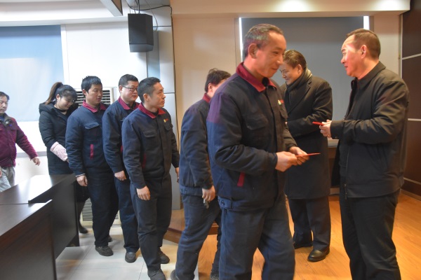 關愛貧(pin)困職工(gong)