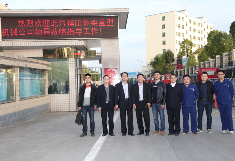 G佳(jia)恒公司副(fu)總經理明(ming)廷海（左二(er)）為懷柔重(zhong)機總經理(li)總經理王(wang)峰（左三）佳(jia)恒公司總(zong)經理楊永(yong)明（左四）懷(huai)柔重機質(zhi)量外檢科(ke)長張超（